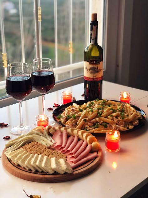 Romantic Food Platter, Finger Food Ideas For Parties Simple, Fancy Dinner Date Aesthetic, Cena Romantica Aesthetic, Cena Aesthetic, Wine Romantic Night, Steak And Wine Dinner Aesthetic, Dinner Romantic, Romantic Dinner At Home