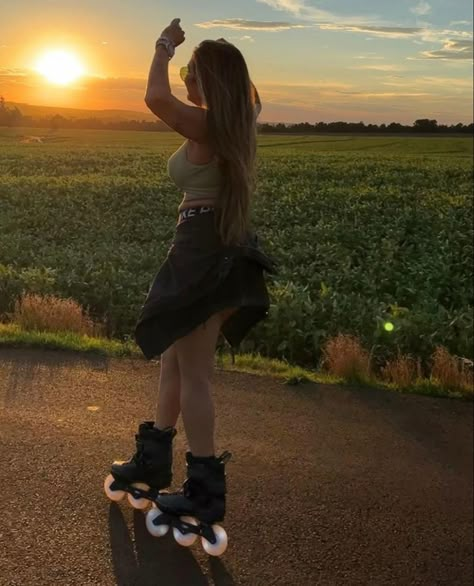 Roller Blading, Roller Skating Outfits, Skate Aesthetic, Aerial Silk, Skating Aesthetic, Skate Girl, Roller Skaters, Roller Girl, Vision Board Photos