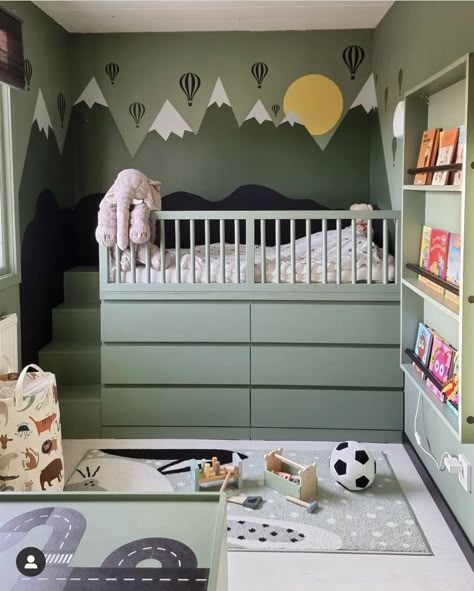 Green Kids Bed, Barn Rum, Kids Room Green, Small Toddler Bedroom, Green Kids Room, Kid Room Decor For Boys, Green Kids Rooms, Boys Room Inspiration, Green Bedroom Design