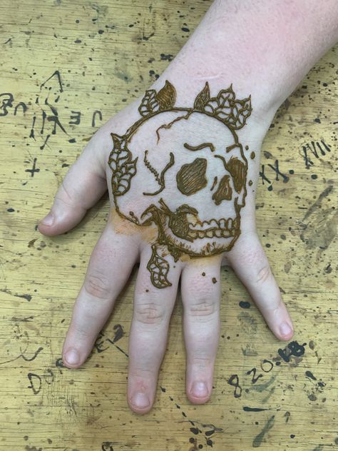 Skull Henna Tattoo, Halloween Henna Design, Halloween Henna, Mendhi Ideas, Tattoo Markers, Jagua Gel, Henna Practice, Henna Tattoo Stencils, Henna Tattoo Ideas