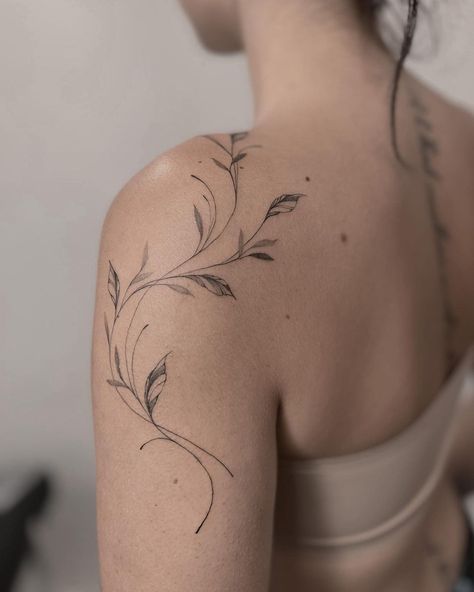 Feminine Shoulder Tattoos, Hand Tattoos For Women, Shoulder Tattoos For Women, Discreet Tattoos, Subtle Tattoos, Spine Tattoos, Elegant Tattoos, Feminine Tattoos, Mom Tattoos