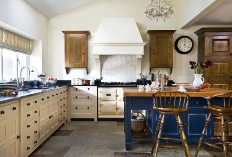 Chalon Kitchen, English Farmhouse Kitchen, Old Fashioned Kitchen, Charming Kitchen, Wood Architecture, Classic Kitchen, Countryside House, Kitchen Cabinet Colors, Classic Kitchens