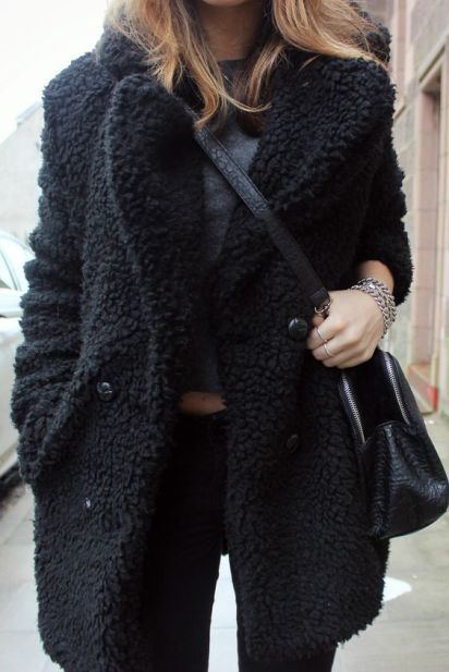 This all black teddy coat outfit idea is so cute! Black Fluffy Coat Outfit, Black Teddy Coat Outfit, Black Fluffy Coat, Black Teddy Bear Coat, Black Teddy Jacket, Black Teddy Coat, Teddy Coat Outfit, Mantel Outfit, Fluffy Bear