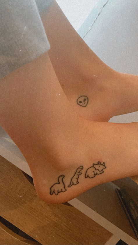 Alien Stick And Poke, Dino Stick And Poke, Made Tattoo, Alien Hand, Stick N Poke, Make Tattoo, Stick And Poke, Tattoo Inspo, Infinity Tattoo