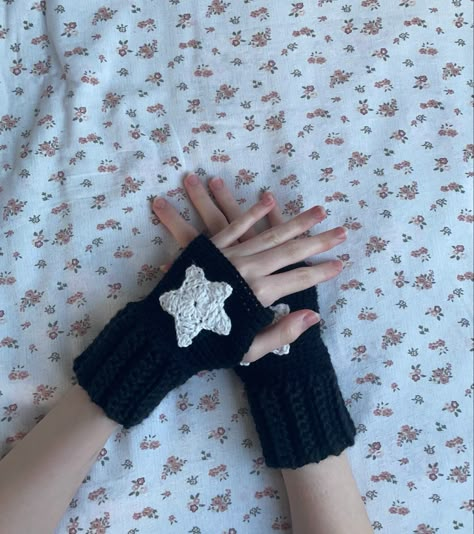 Crochet Star Hand Warmers, Crocheted Hand Warmers, Cute Crochet Gloves, How To Crochet Hand Warmers, Hand Gloves Crochet, Crochet Star Gloves, Star Hand Warmers, Hand Warmers Crochet, Cotton Crochet Patterns