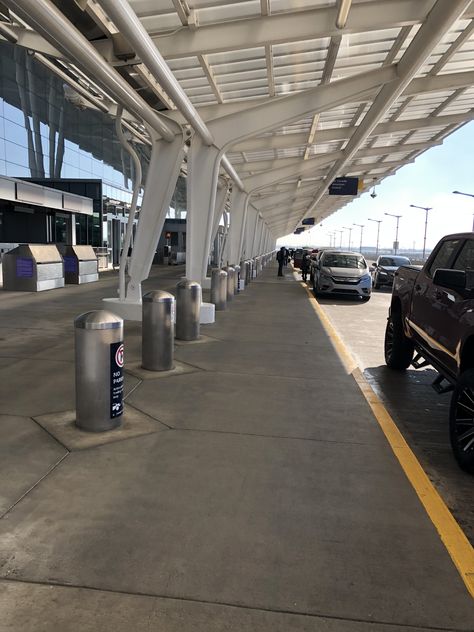 Heading inside at the Indianapolis airport. The last time I'll be without a mask until I get to St Louis. Joy. Indiana Airport, Inside Airport, Airport Layout, Fake Ft Call, Airport Pictures, London Dreams, Airport Design, Future Vision, Reading Pa