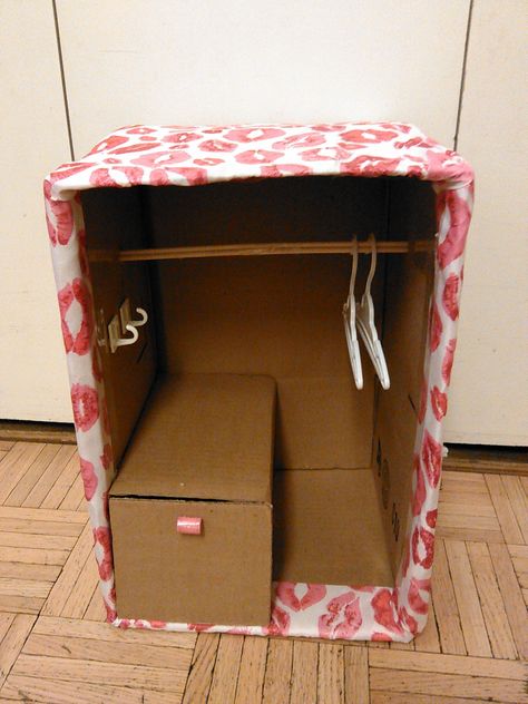 closet made out of cardboard box Doll Clothes Storage Ideas, Doll Bed Diy, Cardboard Dollhouse, Cardboard Storage, American Girl Diy, Idee Babyshower, American Girl Doll Furniture, Doll Closet, Cardboard Box Crafts