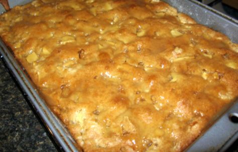 This recipe uses a CAKE MIX! It is so simple and taste GREAT!This recipe was found in 101 Things to Do with a Cake Mix. Canned Apple Pie, Apple Pie Cake, Apple Pie Filling Recipes, Boxed Cake Mixes Recipes, Cake Mix Desserts, Canned Apple Pie Filling, Pie Filling Recipes, Apple Pie Filling, Sheet Cakes