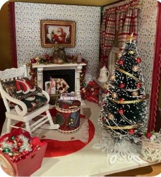 Dollhouses Decorated For Christmas, Christmas Doll House Ideas, Christmas Dollhouse Ideas, Christmas Dolls House, Christmas Dollhouse Diy, Christmas Diorama Ideas, Christmas Minatures, Miniature Christmas Scenes, Dollhouse Holiday