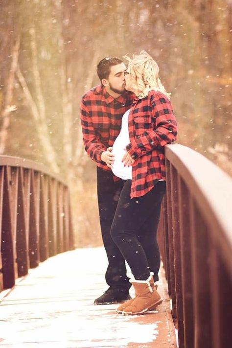 Casual Christmas Maternity Pictures, Maternity Photos Flannel, Plaid Maternity Photos, Maternity Photography Winter Couples, Maternity Photography Outdoors Winter, Winter Maternity Photoshoot Outdoor, Winter Maternity Shoot Ideas, Maternity Photography Ideas Winter, December Maternity Photoshoot Ideas