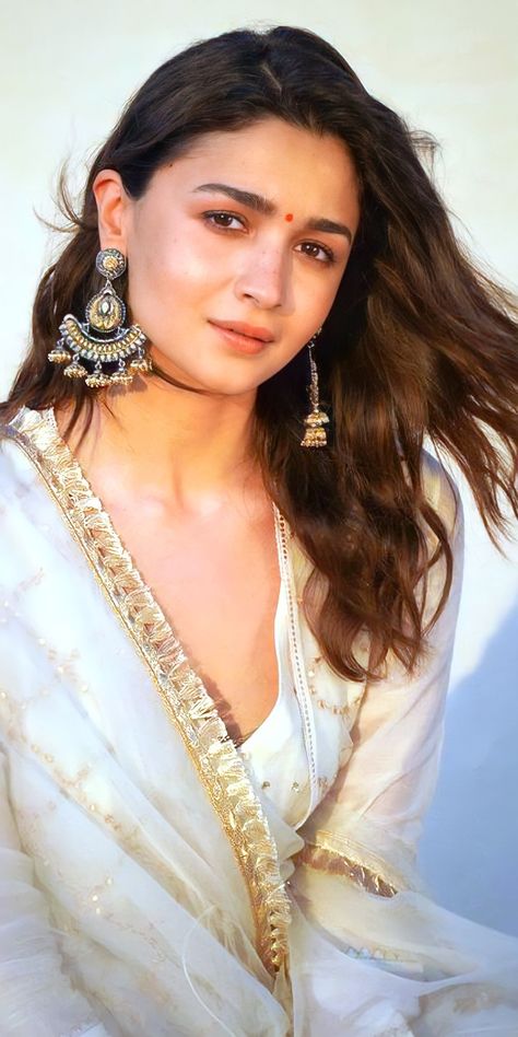 Alia Bhatt Makeup Looks, Alia Bhatt Hair, Alia Bhatt Pics, Alia Bhatt Saree, Aliya Bhatt, Alia Bhatt Photoshoot, Actress Hairstyles, Bollywood Outfits, Indian Photoshoot