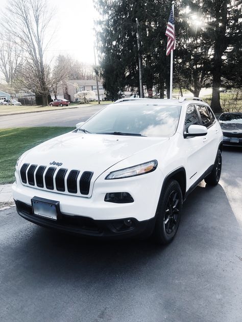 Jeep Cherokee Aesthetic, White Jeep Aesthetic, White Jeep Grand Cherokee, Jeep Aesthetic, Nissan Rouge, Dream Whip, White Jeep, Girly Car Accessories, Girly Car