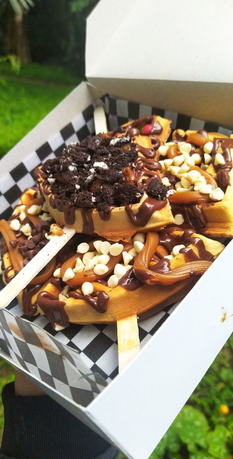 Waffles Dulces Ideas, Waffle Flavor Ideas, Waffles Toppings Ideas, Waffle Decoration Ideas, Waffles Decorados, Waffle Pops, Mini Waffles, Waffle Shop, Dessert Waffles