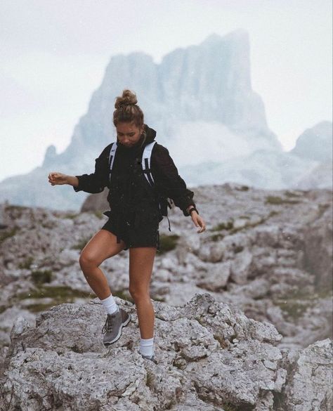 What To Wear On A Hiking Date? | Aesthetic & Cute Hiking Outfits For Women & Men Coastal Hiking Outfit, Hiking Outfit Midsize, Norway Hiking Outfit, Alaska Outfits Summer, Rainy Hiking Outfit, Wander Outfits, Cold Hiking Outfit, Hiker Aesthetic, Walking Outfit Outdoor