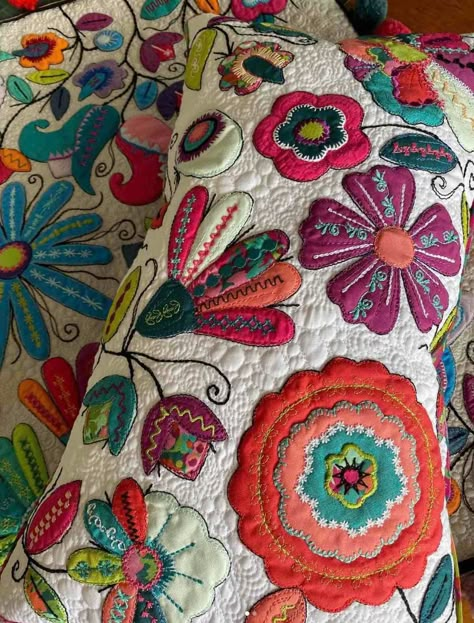 Diy Blankets, Fan Quilt, Wool Applique Quilts, Flower Quilt Patterns, Patchwork Quilting Designs, Bright Quilts, Applique Art, Textile Art Embroidery, Flower Quilts