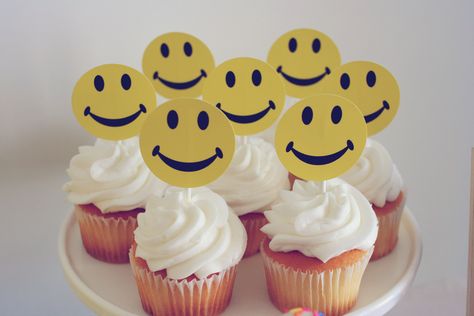 Smile Cupcakes, Smiley Face Cupcake Cake, Smiley Cupcakes, Pink Smiley Face Cupcakes, Happy Face Cupcakes, Smiley Face Cupcakes, Smiley Cupcakes Happy Faces, Smiley Face Food, Anna Birthday