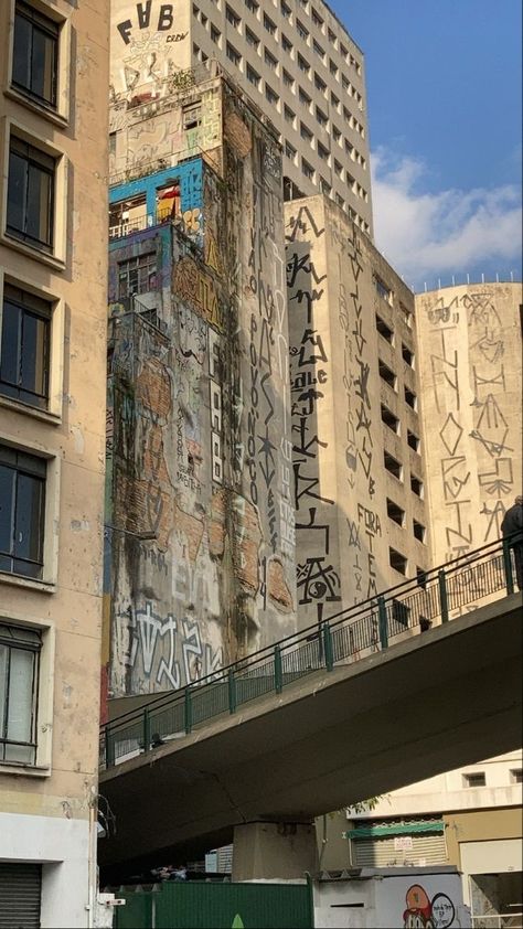 Centro de São Paulo 📌 Punk Wallpaper, Brazil Travel, Sao Paulo Brazil, Graffiti Lettering, City Aesthetic, Funky Art, Graffiti Art, Urban Art, Art Wallpaper