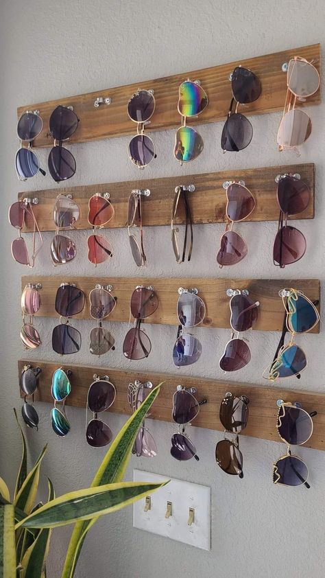 Diy Sunglasses Holder, Sunglasses Storage Diy, Vintage Store Ideas, Wall Hat Racks, Diy Sunglasses, Wall Hats, Sunglasses Organizer, Sunglasses Storage, Wardrobe Organisation