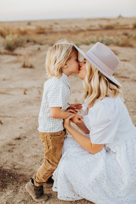 Mum And Son Photos, Mom And Son Photo Shoot Ideas, Mother Son Shoot Ideas, Boho Mom And Son Photoshoot, Mom And Son Photoshoot Outfits, Mama And Me Pictures, Maternity Photography Mom And Son, Mother Son Photography Outdoor, Cute Mom And Son Pics