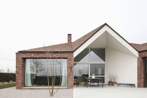 10 Modern Houses from Belgium that Deserve Our Admiration Brick Extension, Brick Farmhouse, Design Tricks, Single Story Homes, Minimalist Architecture, House Elevation, Tiny House On Wheels, House On Wheels, Brick House