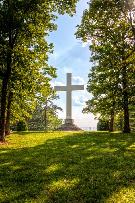 Jesus Cross Aesthetic, Cross Pictures Beautiful, Aesthetic Cross, Cross Images, Southern Aesthetic, Cross Background, Memorial Cross, Christian Photography, Pretty Cross