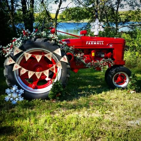 Christmas pictures with a tractor. I can't wait to get the proofs back! Christmas Tractor Pictures Family Photos, Hay Bale Christmas Photoshoot, Country Santa Photoshoot, Tractor Decorated For Christmas, Tractor Christmas Tree, Wagon Christmas Pictures, Fall Tractor Photo Shoot, Fall Tractor Decor, Tractor Photo Booth