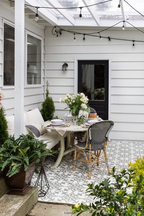 Outdoor Summer Vignettes ideas for your patio featured by top AL home and lifestyle blogger, She Gave It A Go Rustic Farmhouse Front Porches, Black Dishes, Farmhouse Front Porch Decorating, White Autumn, Modern Style Decor, Building A Porch, Farmhouse Front Porches, Autumn Table, Eclectic Modern