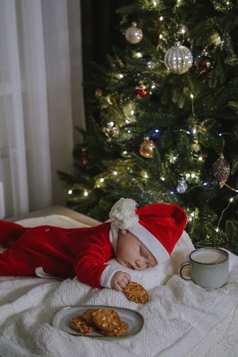 Baby Christmas Photography, Cartoon Mom, Baby Christmas Photos, Baby Milestone Photos, Photo Fails, Christmas Shoot, Foto Baby, Xmas Diy, Baby Album