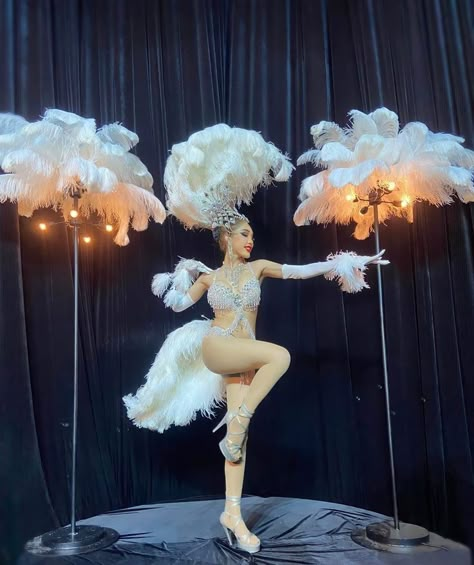 Show Girl Aesthetic, Burlesque Hairstyles, Burlesque Photoshoot Ideas, Alt Birthday, Showgirl Aesthetic, Ostrich Feather Decor, Feather Centerpiece Wedding, Burlesque Party, Cabaret Costume