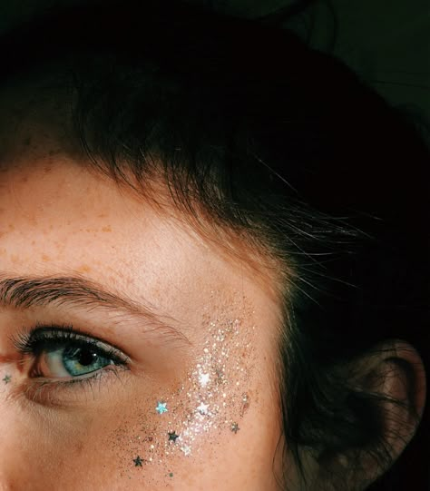 Coachella Make-up, Glitter No Rosto, Glitter Carnaval, Coachella Makeup, Festival Makeup Glitter, Concert Makeup, Glitter Makeup Looks, Festival Glitter, Cheek Makeup