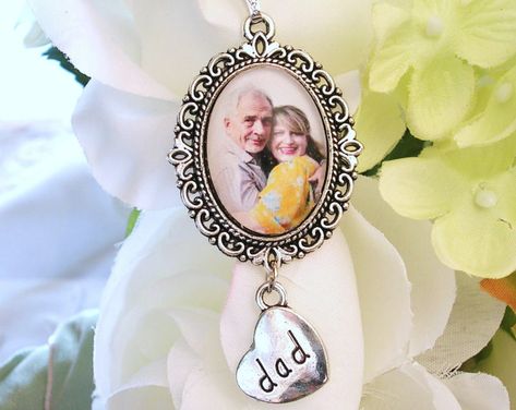 I really like this! Memorial Wedding Bouquet, Wedding Bouquet Photo Charm, Bridal Bouquet Charms, Memorial Wedding, Photo Bouquet, Wedding Bouquet Charms, Bouquet Photo, Bridal Brooch Bouquet, Bouquet Charms