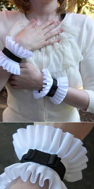 DIY Edwardian Cuff Tutorial from Chic Steals.Really good... Cuff Tutorial, Costume Carnaval, Alice In Wonderland Costume, Cosplay Jewelry, Wonderland Costumes, Corset Pattern, Frou Frou, Mode Inspo, True Blue