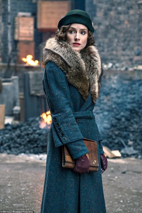 Beauty: Sophie in character as Ada in the hit drama set in Birmingham Peaky Blinders Women Fashion, Ada Shelby, Peaky Blinders Fashion, Peaky Blinders Season 5, Peaky Blinders Costume, Sophie Rundle, Peaky Blinders Season, Gray Wool Coat, Fur Collar Coat