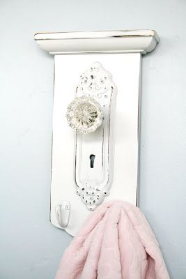 Thrift Store Towel Hanger Revamp - The House of Smiths Shabby Chic Bathroom Accessories, Commode Shabby Chic, Shabby Chic Decorating, Shabby Chic Decor Diy, Styl Shabby Chic, Decoration Shabby, Shabby Chic Dresser, Rustic Crafts, Shabby Chic Bathroom