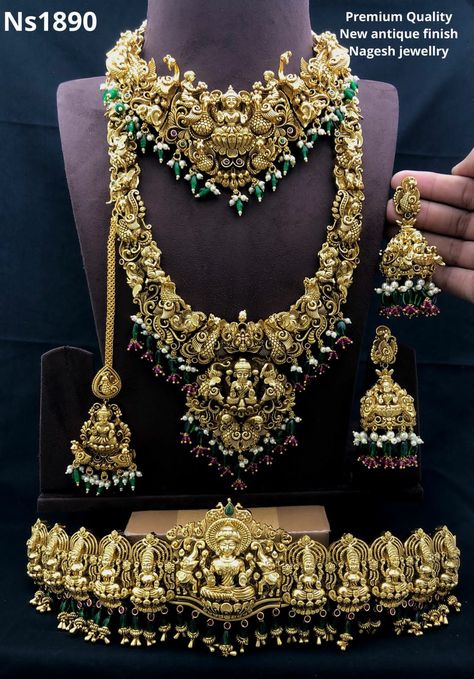 Jwellery Trending 2022, Indian Gold Necklace Designs, Indian Antiques, Bridal Hair Accessories Flower, Wedding Jewelry Sets Bridal Jewellery, Indian Wedding Jewelry Sets, Gold Jewels Design, Antique Necklaces Design, Gold Jewelry Outfits