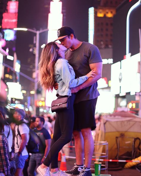 Time Square Couple Pictures, Time Square Photoshoot, Times Square Pictures Ideas Couples, Times Square Couple Pictures, Times Square Pictures Ideas Night, Times Square Pictures Ideas, Times Square Photography, Couple Poses New York, Love In New York Couples