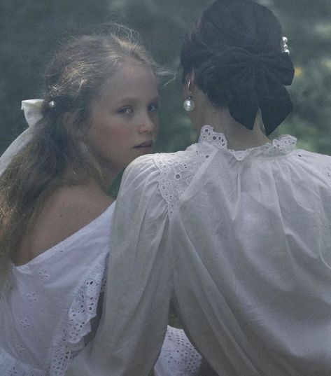 قلادات متدلية, Picnic At Hanging Rock, Inspiration Photoshoot, Princess Aesthetic, White Dresses, Looks Vintage, Divine Feminine, Couple Posing, Pose Reference