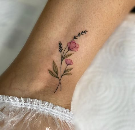 Dainty Flower Ankle Tattoo, Ancle Tatoos Woman Simple, Dainty Ankle Tattoo, Rose Ankle Tattoo, Tattoos Elegant, Best Feminine Tattoos, Small Dainty Tattoos, Classy Tattoos For Women, Simple Tattoos For Women