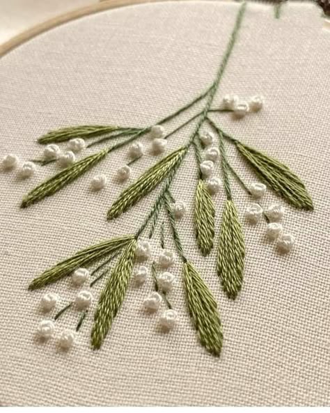 Leaves Hand Embroidery, Simple Flower Embroidery Designs, Clothes Embroidery Diy, Embroidery Lessons, Crewel Embroidery Kits, Embroidery Tshirt, Hand Embroidery Videos, Diy Embroidery Patterns, Embroidery Stitches Tutorial