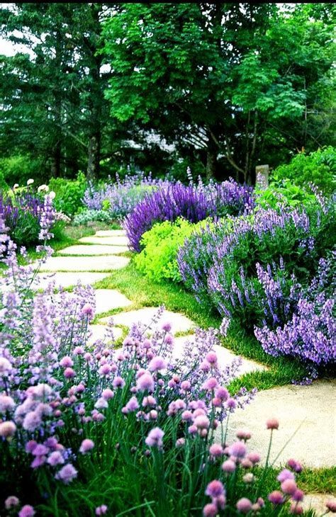 15 Inspiring Flower Garden Ideas You'll Want To Try - The Unlikely Hostess Garden Ideas For Small Yards, Flower Garden Borders, Flower Garden Ideas, Beds Ideas, Flower Pot Garden, Have Inspiration, The Secret Garden, Beautiful Flowers Garden, Garden Borders