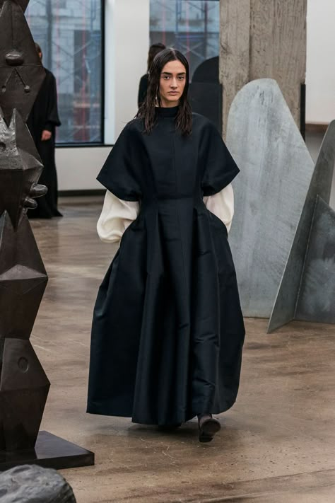 Photo 41 from The Row. Fall 2018 RTW The Row Collection The Row Style, Modest Dress, Style Japonais, Fall 2018, Contemporary Fashion, Women's Style, Runway Fashion, Fashion Inspo Outfits, Fashion Illustration