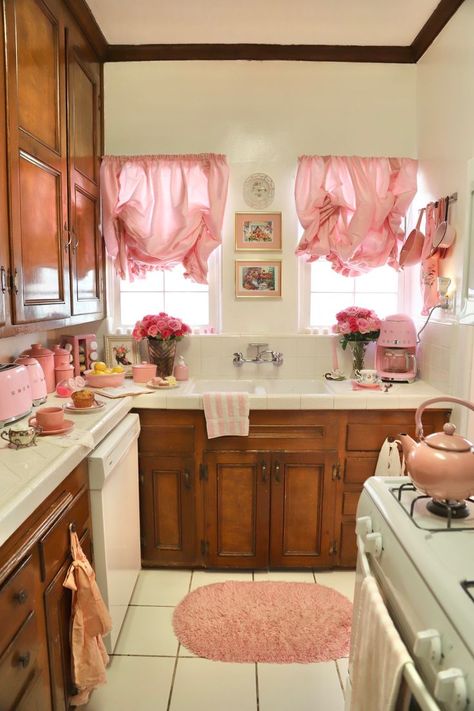 Pink Girly Kitchen, Girl Kitchen Aesthetic, Pink Kitchen Apartment, Pink Themed Kitchen, Cute Vintage Kitchen, Pink Vintage House, Pink And Brown Apartment Decor, Pink And Cream Kitchen, Pink Brown Kitchen