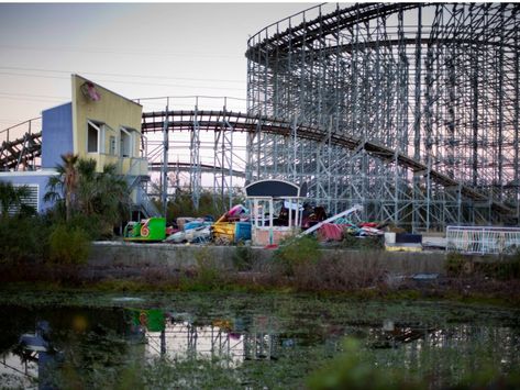 Six Flags, New Orleans Six Flags New Orleans, Visit Pittsburgh, Abandoned Theme Parks, Abandoned Amusement Park, Haunting Photos, Creepy Photos, Abandoned Amusement Parks, Abandoned Mansions, Six Flags