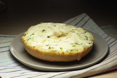 Bagel Garlic Bread, Garlic Bread Bagel, Garlic Bagels, Garlic Monkey Bread, Savory Monkey Bread, Kraft Cheese, Plain Bagel, Homemade Garlic Bread, Cheese Bagels