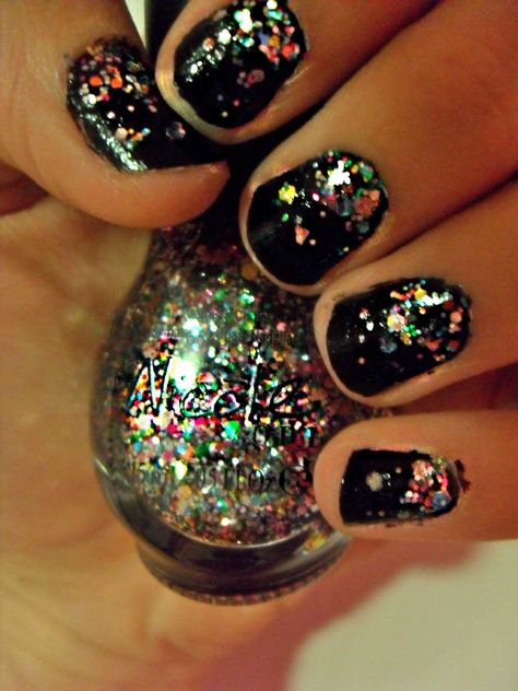 Confetti nails :) Black Confetti Nails, Matte Nail Colors, Nye Nails, Confetti Nails, Black Confetti, Matte Nail, Dots Nails, Gold Confetti, Cherry On Top