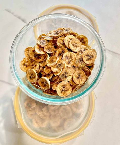 easy, homemade dehydrated banana chips for a healthy snack - Arda Acres Dehydrated Bananas In Air Fryer, Dehydrated Banana Chips In Air Fryer, Dehydrate Bananas, Dried Banana Chips Oven, Dehydrated Banana Chips, Dehydrated Bananas, Guilt Free Snacks, Healthy Sweet Snacks, Road Trip Snacks