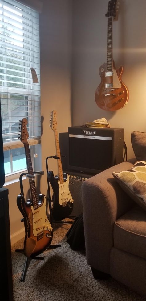 Guitars In Bedroom, Guitar Corner Bedroom, Guitar Bedroom Ideas, Guitar Aesthetic Room, Music Corner Ideas, Guitar In Room, Music Corner Bedroom, Musician Room Aesthetic, Guitar Room Aesthetic