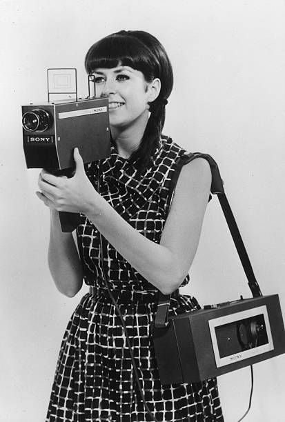 A fashion model demonstrating a Japanese portable video tape recorder Fotocamere Vintage, Vintage Television, Retro Gadgets, Retro Images, Old Radios, Movie Camera, Retro Videos, Foto Art, Female Photographers