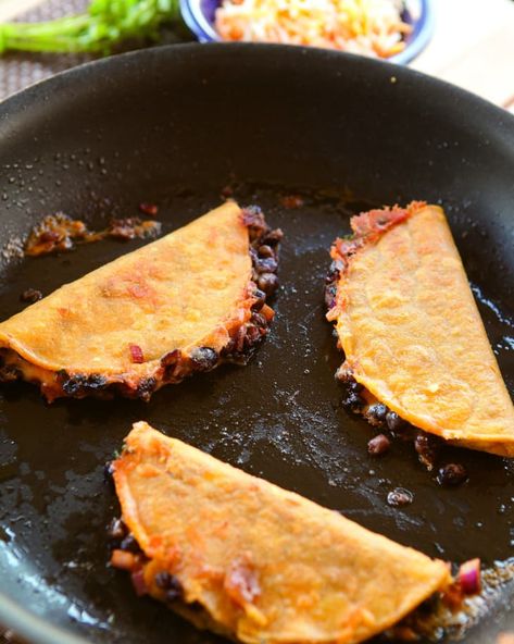 Recipe: Crunchy Black Bean Tacos | The Kitchn Desayuno Keto, Black Bean Tacos, Black Bean Recipes, Bean Tacos, Favorite Meals, Vegetarian Dinners, Taco Recipes, Meatless Monday, Meatless Meals