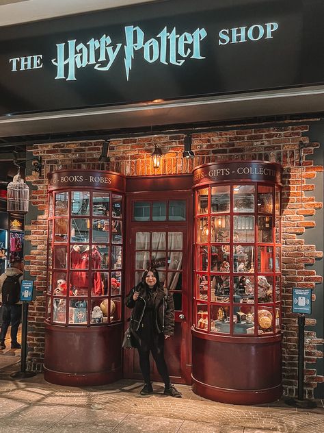 Heathrow Harry Potter Shop Harry Potter Theatre, Harry Potter Studios London, London Harry Potter, Harry Potter Store, Hogwarts Life, Harry Potter Places, Harry Potter Locations, Harry Potter Filming Locations, Harry Potter London